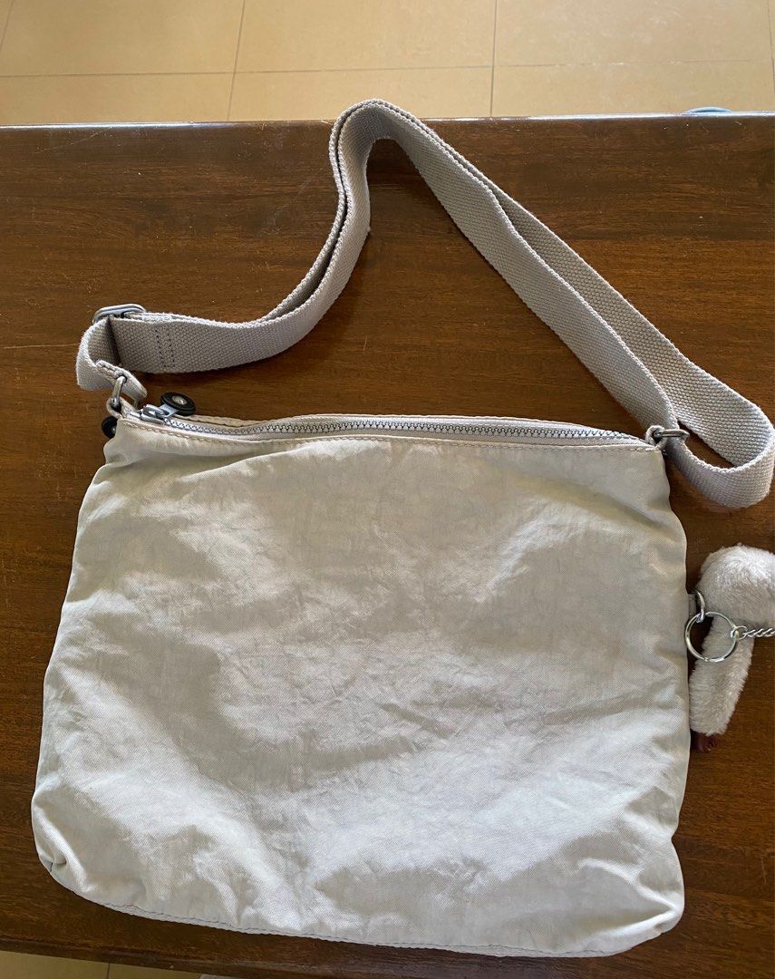 Kipling (Category: Cross-body Bags) located in Tanjay. Submitted by frb79 (Listing ID 1345531155, Image 3). Description: Original Kipling Bag Color : Gray Medium size.