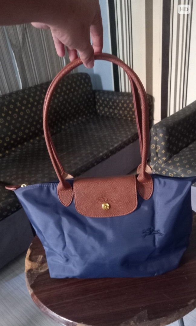 Lc long handle Bag (Category: Tote Bags) located in Valenzuela. Submitted by etzetera26 (Listing ID 1345722177, Image 1). Description: longchamp Bag No issue medium.