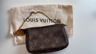 (Category: ) located in . Submitted by hailtomycloset (Listing ID 1345662648, Image 1). Description: .