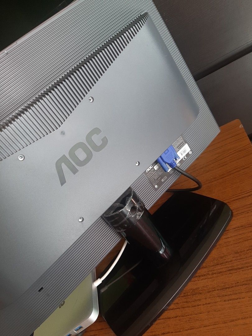Monitor (Category: Laptops & Notebooks) located in Singapore. Submitted by green99 (Listing ID 1345524027, Image 3). Description: used it as extension of monitor. means double monitor with ID gear IDGEAR good to use it for office, work from home. use 2 monitor at a time..