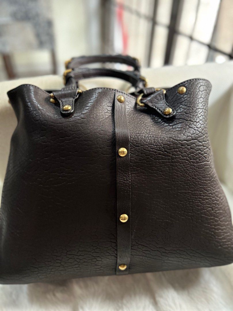 Preloved Dior Dior Avenue Bag Brown (Category: Luxury Bags & Wallets) located in Pasay City. Submitted by georgiaetc (Listing ID 1345720187, Image 2). Description: Dior Dioravenue 44 x 33 x 14.5 cm With dustbag .