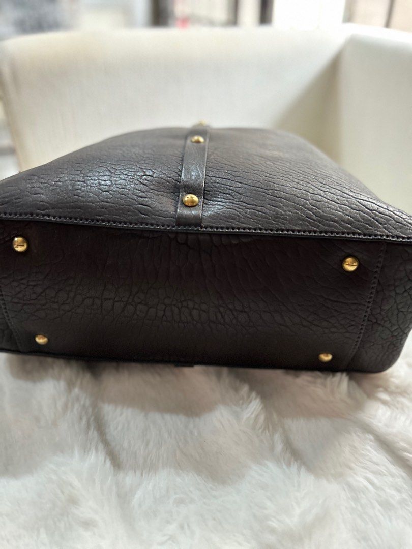 Preloved Dior Dior Avenue Bag Brown (Category: Luxury Bags & Wallets) located in Pasay City. Submitted by georgiaetc (Listing ID 1345720187, Image 3). Description: Dior Dioravenue 44 x 33 x 14.5 cm With dustbag .