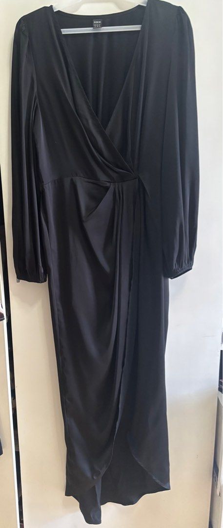 Shein black long dress (Category: Evening dresses & gowns) located in Pasig City. Submitted by aac2021 (Listing ID 1345523565, Image 3). Description: •Worn once at an awards night •Dimensions : Bustline - 32”-36”; Waistline - 30”-36”; Length - 51” front and 56” back .