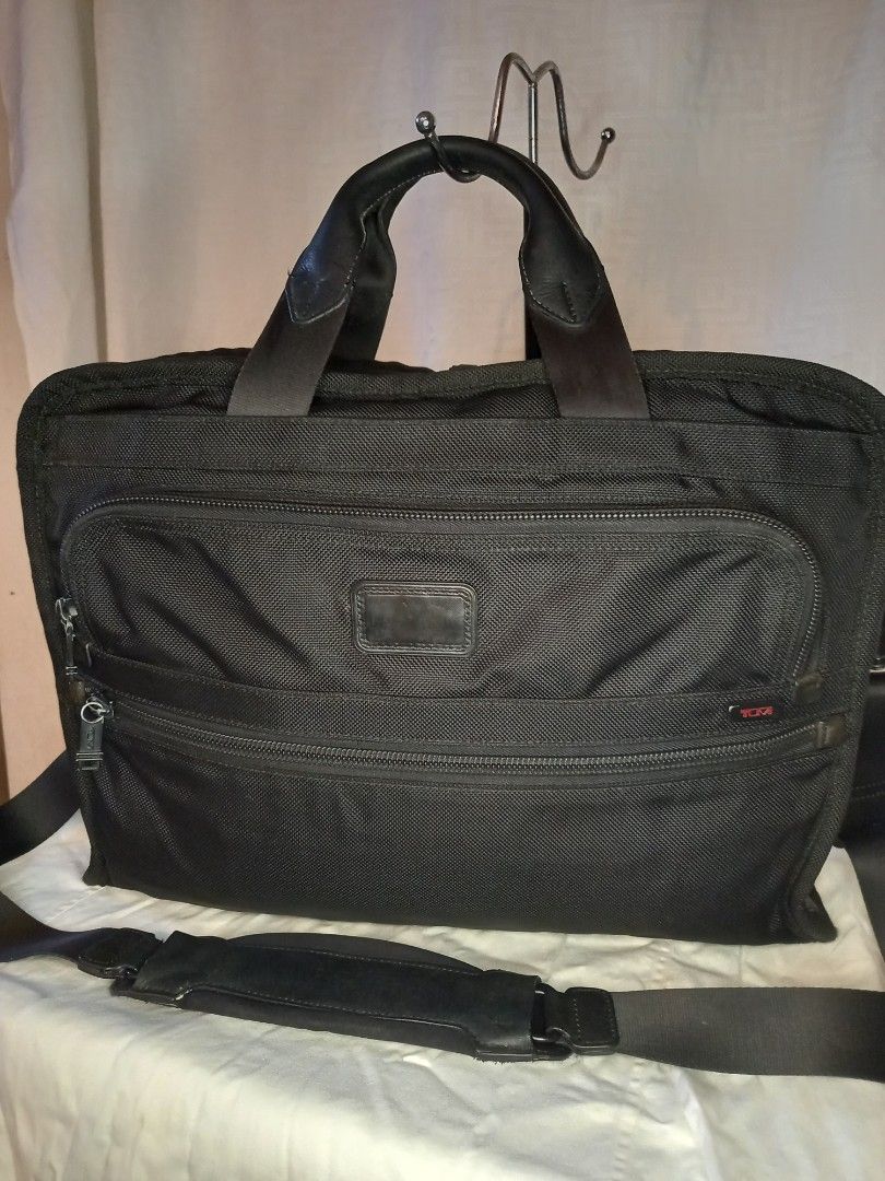 Tumi Briefcase Workbag (Category: Briefcases) located in Bacolod City. Submitted by lippi_bhalanx (Listing ID 1345670722, Image 2). Description: 17x3x12 inches dimensions genuine leather/ballistic nylon no rubs no scratches on body can fit upto 17 inches laptop only issue, lost hangtag in very good condition.