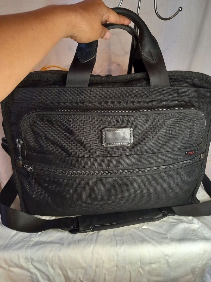 Tumi Briefcase Workbag (Category: Briefcases) located in Bacolod City. Submitted by lippi_bhalanx (Listing ID 1345670722, Image 1). Description: 17x3x12 inches dimensions genuine leather/ballistic nylon no rubs no scratches on body can fit upto 17 inches laptop only issue, lost hangtag in very good condition.