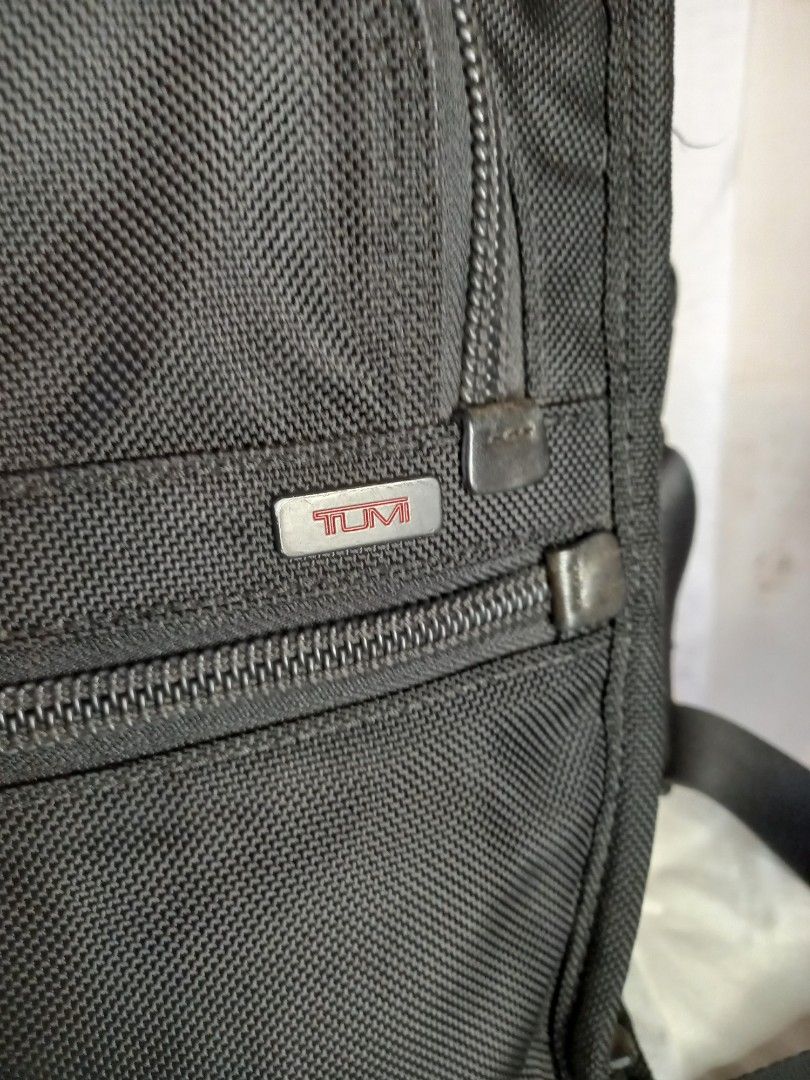 Tumi Briefcase Workbag (Category: Briefcases) located in Bacolod City. Submitted by lippi_bhalanx (Listing ID 1345670722, Image 3). Description: 17x3x12 inches dimensions genuine leather/ballistic nylon no rubs no scratches on body can fit upto 17 inches laptop only issue, lost hangtag in very good condition.