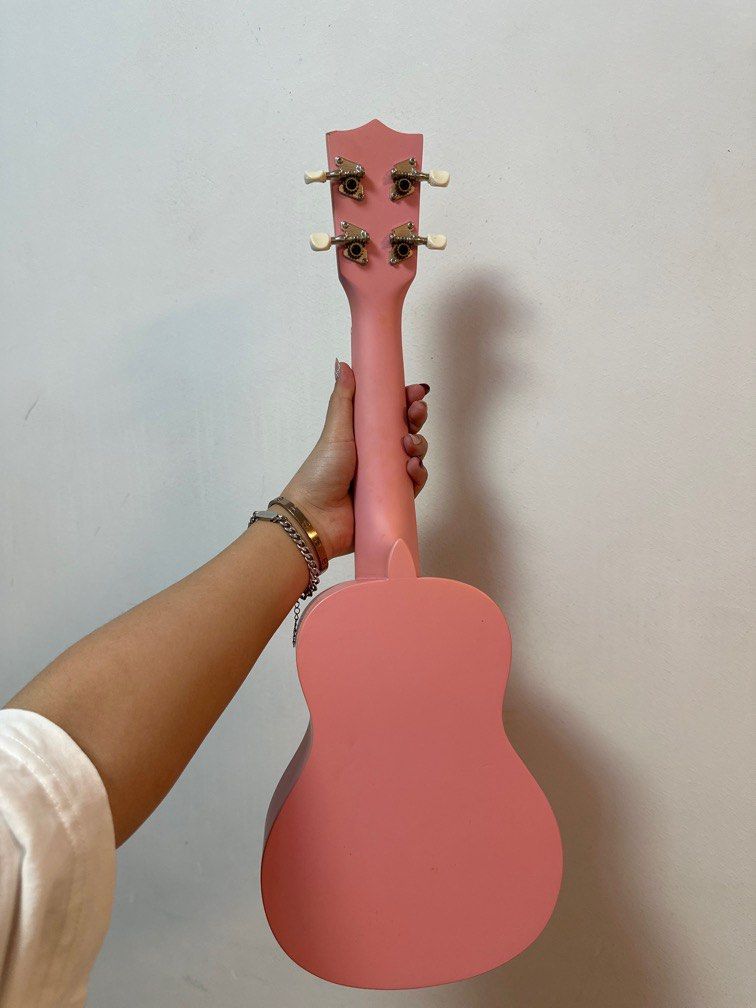 Ukelele (Category: Musical Instruments) located in Singapore. Submitted by elelariel (Listing ID 1345692803, Image 3). Description: comes with a ukulele bag.