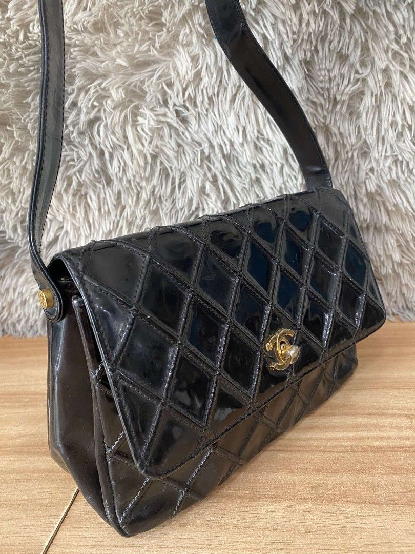 VinTage😱💯 CC shoulder bag (Category: Luxury Bags & Wallets) located in General Santos City (Dadiangas). Submitted by braverabbit.67 (Listing ID 1345547836, Image 2). Description: VinTage🇯🇵💯 used good no flawS! japan Surplus.