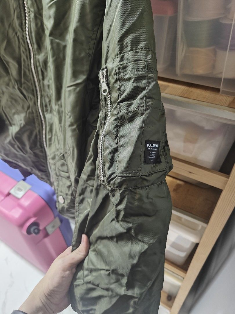 Winter Jacket (Category: Coats, Jackets and Outerwear) located in Singapore. Submitted by tcset (Listing ID 1345596091, Image 2). Description: original brand new green with interior orange..