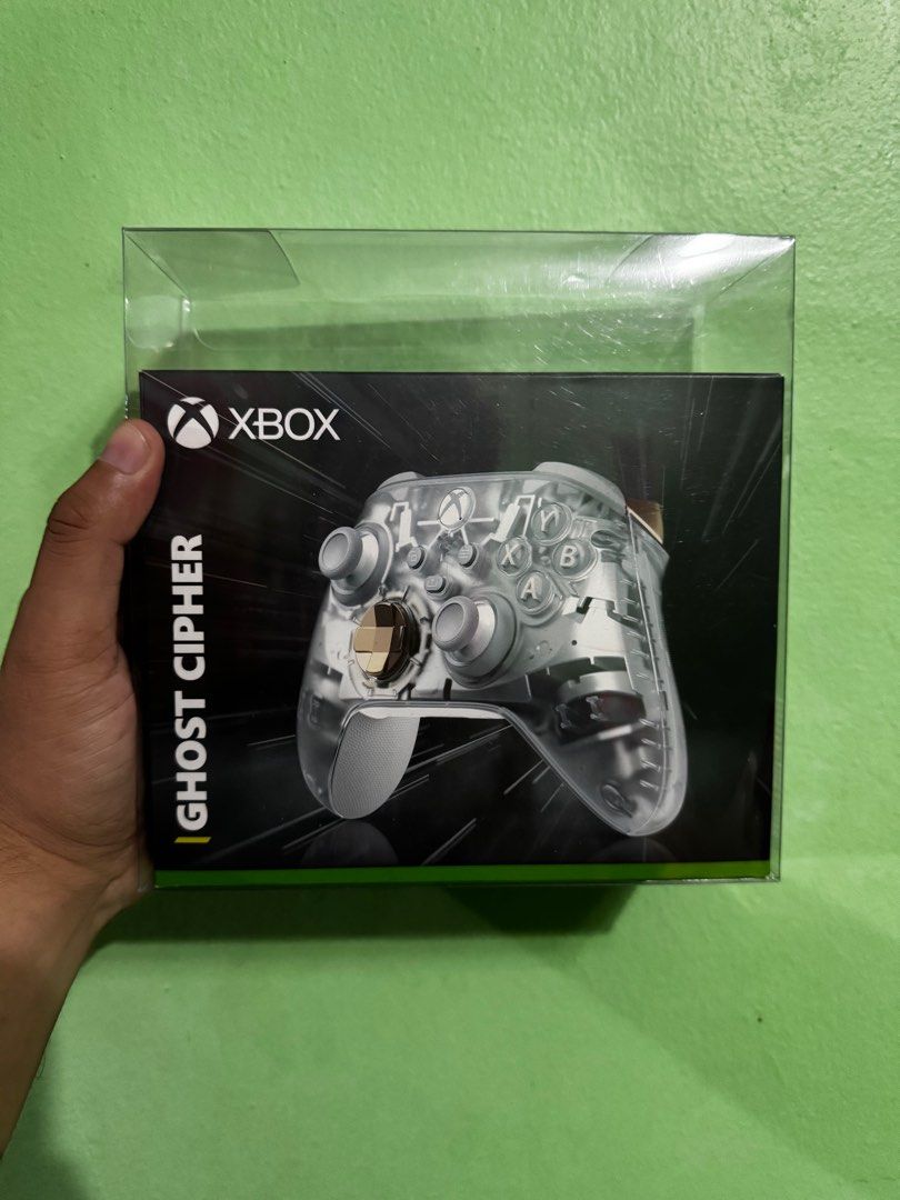 Xbox Controller (Category: Controllers) located in Shah Alam. Submitted by alymx (Listing ID 1345627122, Image 2). Description: Barang baru, siap box luar. Kotak ada sikit kemek. COD JB Nego Tipis (Lowballer tak payah nak offer merepek2).