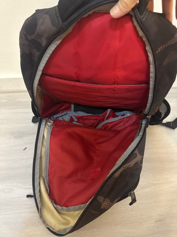 Backpack (Category: Backpacks) located in Singapore. Submitted by will1188 (Listing ID 1345846851, Image 6). Description: Can inspect before purchase if time allows #underarmour #backpack.