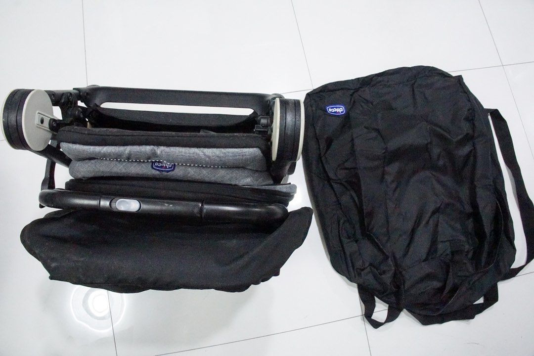 Chicco Miinimo 2 Stroller (Category: Strollers) located in Quezon City. Submitted by mdluxury (Listing ID 1345791300, Image 3). Description: Bought at Kidscompany for 18,999 With noticeable wear and tear on wheels but otherwise working well Easy to carry Inclusive of bag RFS: no longer using .