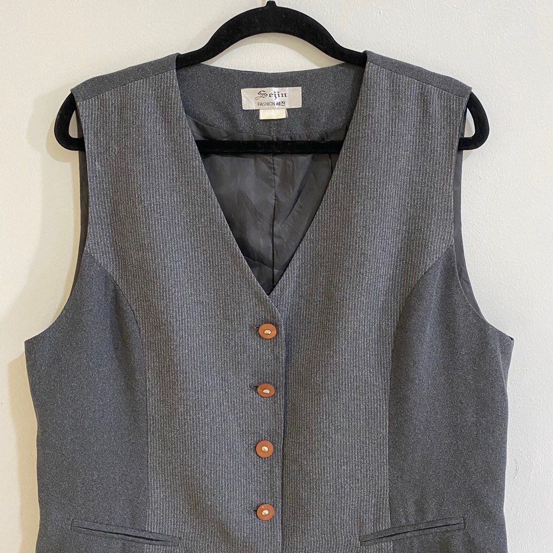 Grey Buttoned Vest (Category: Others Tops) located in Cebu City. Submitted by elainedmd (Listing ID 1345766249, Image 3). Description: Grey Buttoned Vest Size: S-L | W: 20” L: 22” In great condition 10/10 📌 Last price posted no haggling pls 📌 Loc: Labangon, Cebu City.