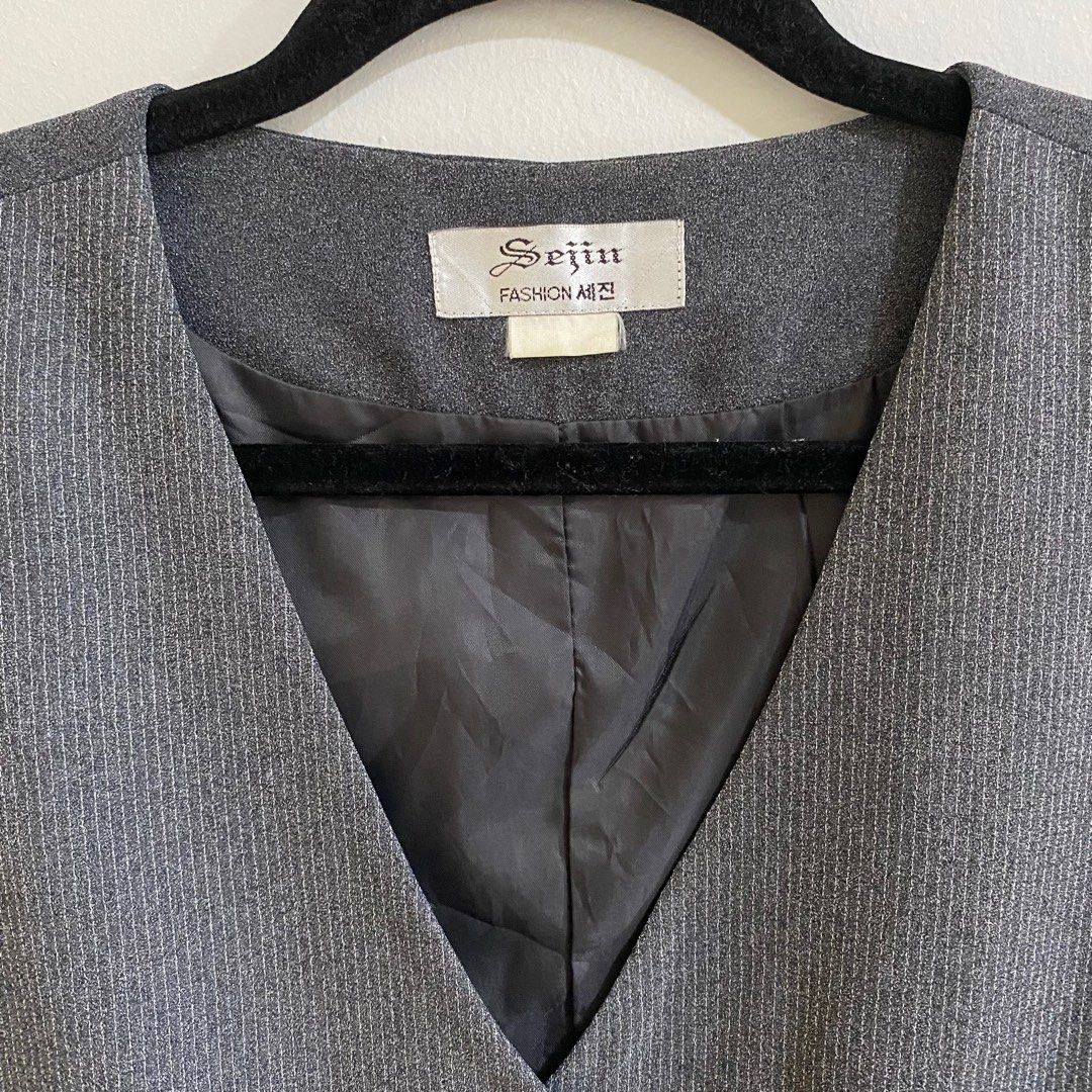 Grey Buttoned Vest (Category: Others Tops) located in Cebu City. Submitted by elainedmd (Listing ID 1345766249, Image 2). Description: Grey Buttoned Vest Size: S-L | W: 20” L: 22” In great condition 10/10 📌 Last price posted no haggling pls 📌 Loc: Labangon, Cebu City.