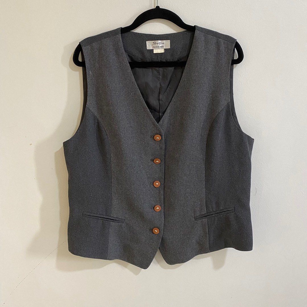 Grey Buttoned Vest (Category: Others Tops) located in Cebu City. Submitted by elainedmd (Listing ID 1345766249, Image 1). Description: Grey Buttoned Vest Size: S-L | W: 20” L: 22” In great condition 10/10 📌 Last price posted no haggling pls 📌 Loc: Labangon, Cebu City.