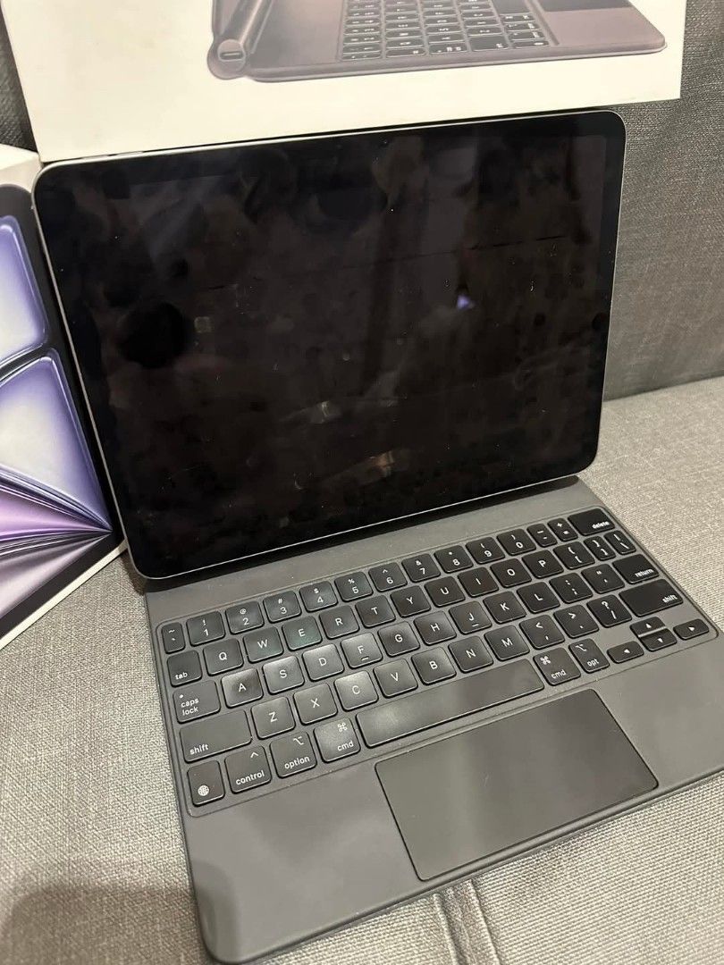 Ipad Air - 11 Inch (M2) Wifi (Category: iPad) located in Valenzuela. Submitted by miamimia19 (Listing ID 1345846398, Image 3). Description: 128GB WITH MAGIC KEYBOARD (USED BOUGHT JULY 2024) Clean and barely used ₱41k ONLY❗️.