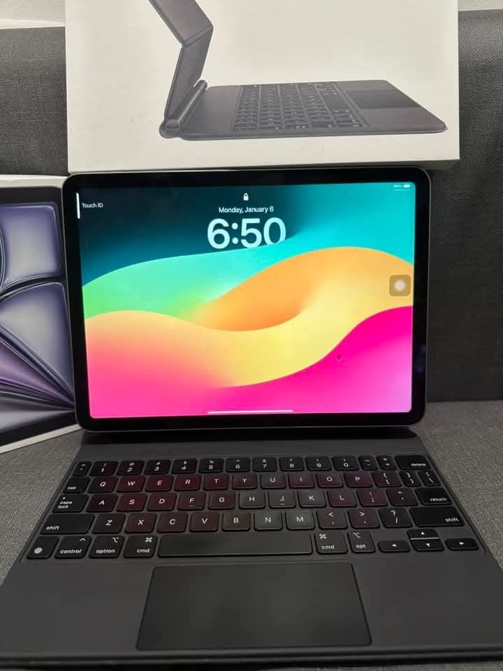 Ipad Air - 11 Inch (M2) Wifi (Category: iPad) located in Valenzuela. Submitted by miamimia19 (Listing ID 1345846398, Image 1). Description: 128GB WITH MAGIC KEYBOARD (USED BOUGHT JULY 2024) Clean and barely used ₱41k ONLY❗️.