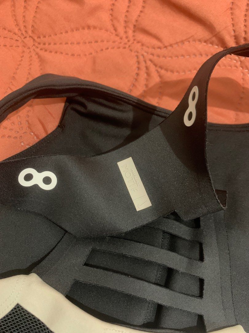 NIKE - Air Max Sports Bra (Category: Activewear) located in Manila. Submitted by ayarayaaa (Listing ID 1345810538, Image 3). Description: NIKE AIRMAX SPORTS BRA - bought this for 31$ (Around 1.7k) - used this once (not flattering my body type) -selling this just to declutter.