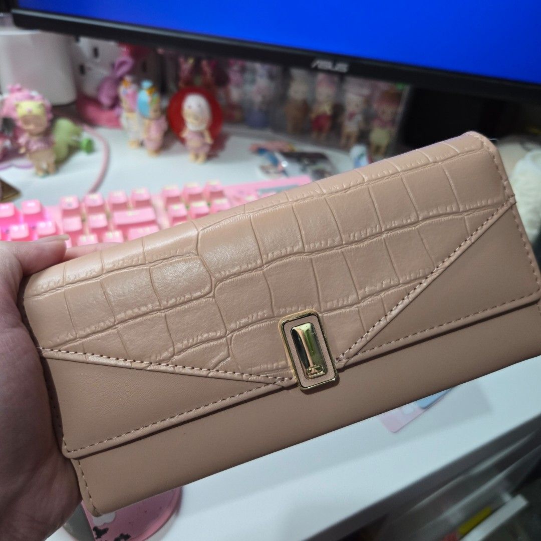 Pink wallet (Category: Wallets & Card holders) located in Makati City. Submitted by shayed1496 (Listing ID 1345880533, Image 1). Description: wts lfb brand new never been used good quality wallet mop: gcash mod: sdd, jnt, ggx.