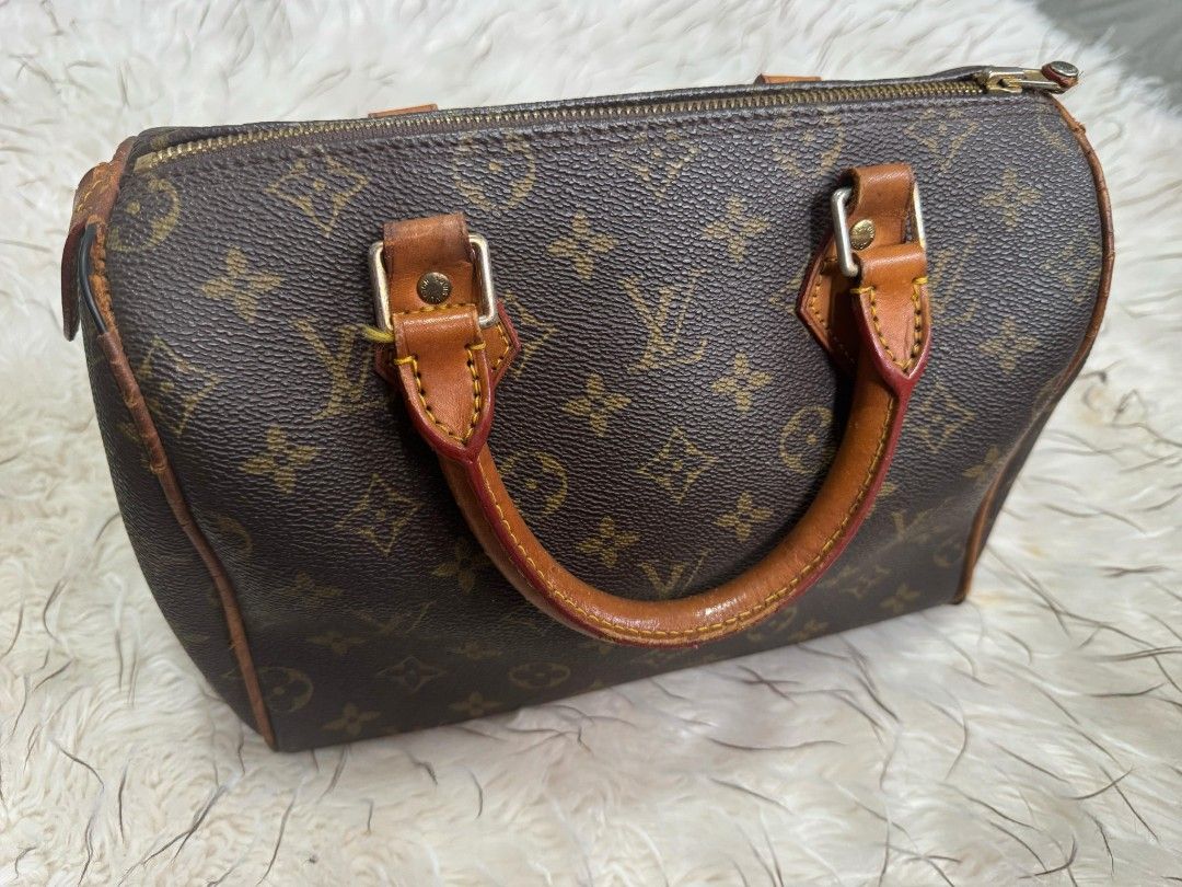 Preloved bag from Japan (Category: Luxury Bags & Wallets) located in Bulacan. Submitted by js.thriftstore (Listing ID 1345761850, Image 1). Description: issue - please check photo, visible na may tear yung leather please manage your expectations.