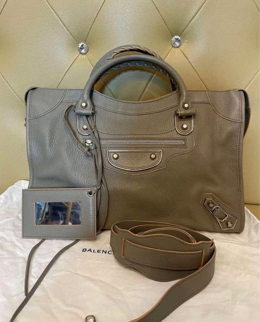 Sale!! Medium metallic edge shw (Category: Luxury Bags & Wallets) located in Santa Ana. Submitted by astonandariana (Listing ID 1345769855, Image 1). Description: .