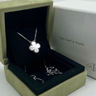 （分類：）位於 。 由 chloe_luxury_vca 提交（商品編號 1345869047，圖片 1）。簡介： 。