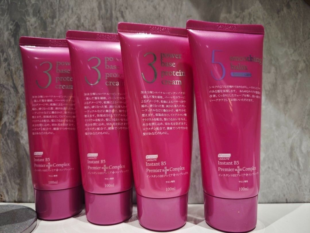 B5第二代 （分類：健康及美容 - 頭髮護理）位於 Hong Kong。 由 fokkarson 提交（商品編號 1345936467，圖片 3）。簡介： Step 1：用合適既洗頭水徹底洗乾淨頭髮（最好選用深層清潔洗頭水、將頭髮徹底清潔、令B5 Treatment吸收得更好） Step 2：將1及2復合物包包倒埋一齊、均勻地塗在髮尾上、然後包上熱毛巾、靜待10 - 15分鐘 Step 3：唔洗沖水架，直接將膠原蛋白霜 (3 號劑 *無膠袋包住嗰枝*) 均匀地塗上頭髮、用手指輕輕按摩頭髮、靜待10分鐘、用溫水沖洗乾淨 Step 4：將頭髮抹乾、然後將4 號膠原修復劑塗於頭髮、收緊頭髮鄰狀表層，即可完成 膠原蛋白護髮素 (5號劑 *有膠袋包住嗰枝*)。有膠袋包住嗰枝，係留番之後每日使用、 用法是洗完頭之後 只需的少少份量均勻途放髮尾部份，不用沖水即可，維持treatment 效果時間可以更長久架。 盒內共有五款不同產品 (1,2 &4 各一包) (3 號膠原蛋白霜及 5 號膠原蛋白營養修復
