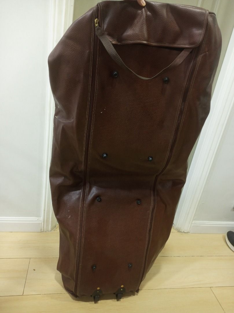 Burberry Leather Brown Golf Bag with wheels (Category: Luxury Bags & Wallets) located in Quezon City. Submitted by jem__8 (Listing ID 1346078976, Image 2). Description: *Pickup only (near Banawe, Quezon City) Burberry Leather Brown Golf Bag with wheels fb: Jermaine Tiffany Chua.
