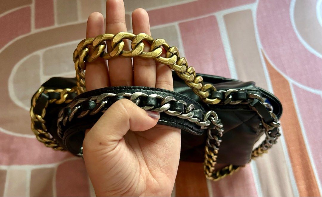 Chanel C19 (Category: Bags & Wallets) located in Seremban. Submitted by fshxmimi (Listing ID 1345950727, Image 3). Description: -have microchip inside -leather padu -no any scratch on body -authenticity uncertain.