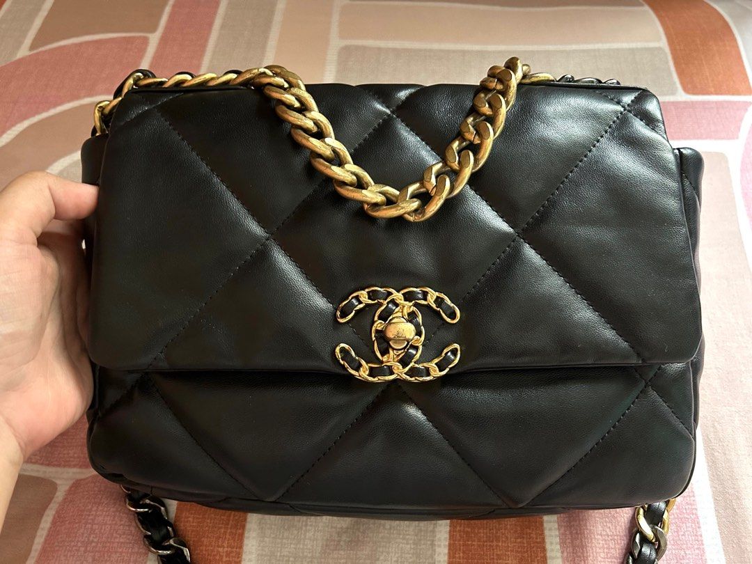 Chanel C19 (Category: Bags & Wallets) located in Seremban. Submitted by fshxmimi (Listing ID 1345950727, Image 2). Description: -have microchip inside -leather padu -no any scratch on body -authenticity uncertain.