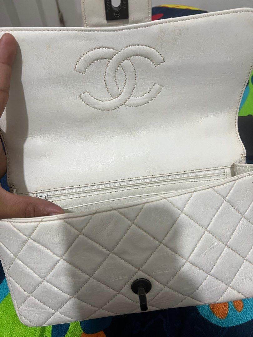 Chanel flap matte white (Category: Luxury Bags & Wallets) located in Lapu-Lapu City. Submitted by 0909tagabagz0909 (Listing ID 1346049395, Image 2). Description: 100% original No card, Free shipping nationwide.