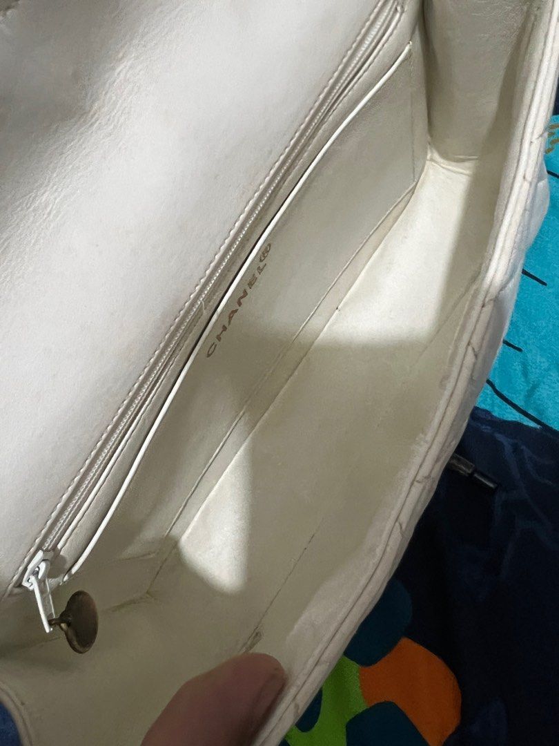 Chanel flap matte white (Category: Luxury Bags & Wallets) located in Lapu-Lapu City. Submitted by 0909tagabagz0909 (Listing ID 1346049395, Image 3). Description: 100% original No card, Free shipping nationwide.
