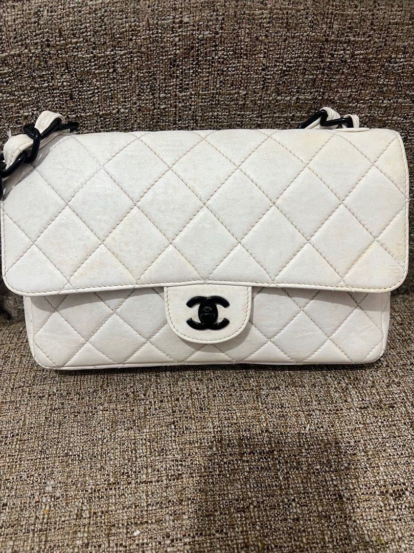 Chanel flap matte white (Category: Luxury Bags & Wallets) located in Lapu-Lapu City. Submitted by 0909tagabagz0909 (Listing ID 1346049395, Image 1). Description: 100% original No card, Free shipping nationwide.
