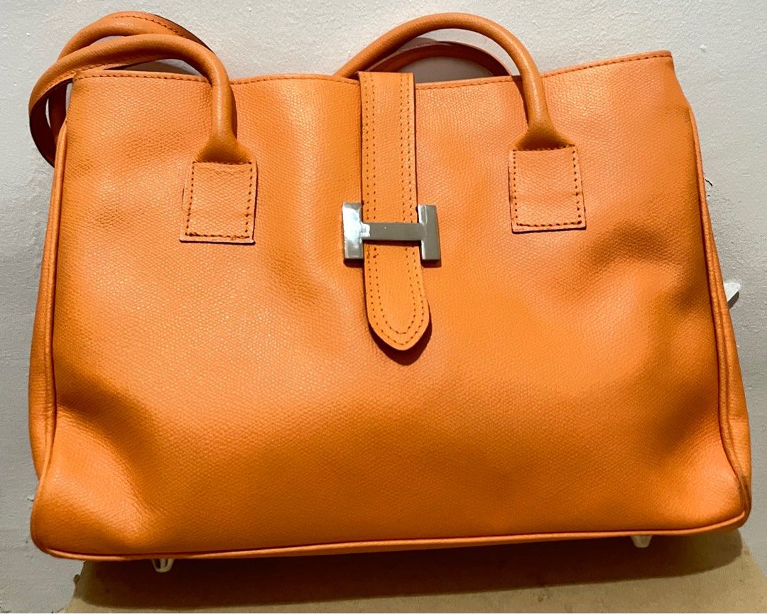 Genuine Leather Borse in Pelle (Category: Luxury Bags & Wallets) located in Pasig City. Submitted by lilhermes (Listing ID 1345947712, Image 2). Description: Brand new never been used,all the way from Greece wala lang pong box Small to medium on size Width:14 inch Height:10 inch.
