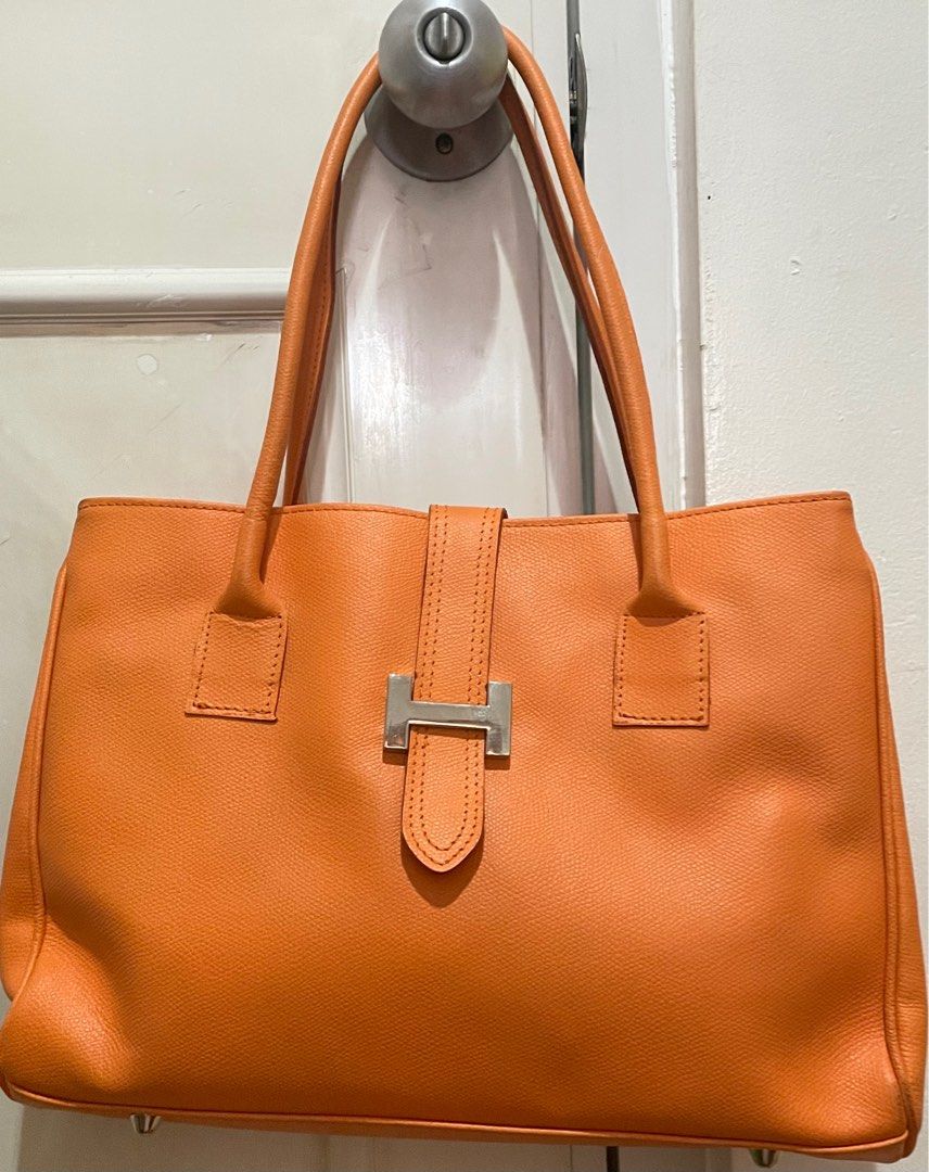 Genuine Leather Borse in Pelle (Category: Luxury Bags & Wallets) located in Pasig City. Submitted by lilhermes (Listing ID 1345947712, Image 1). Description: Brand new never been used,all the way from Greece wala lang pong box Small to medium on size Width:14 inch Height:10 inch.
