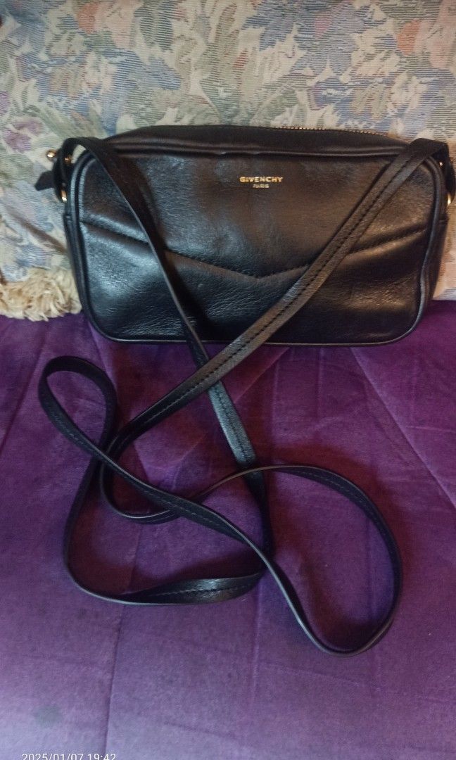 Givenchy Mini body bag (Category: Luxury Bags & Wallets) located in Pozorrubio. Submitted by bitton (Listing ID 1346039867, Image 1). Description: Givrnchy minj sling beltbag fits Promax.