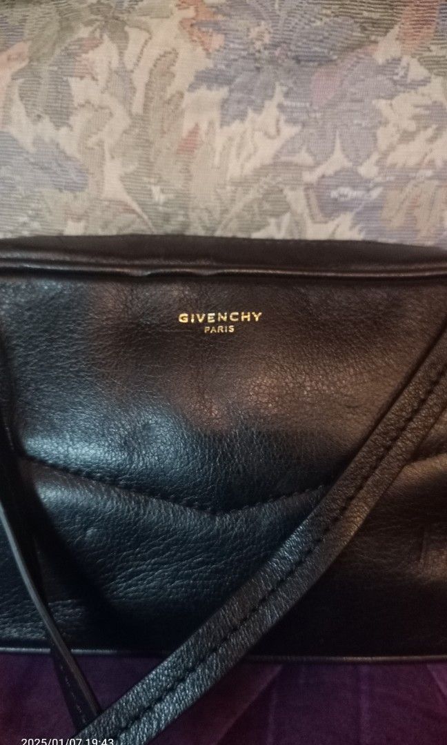 Givenchy Mini body bag (Category: Luxury Bags & Wallets) located in Pozorrubio. Submitted by bitton (Listing ID 1346039867, Image 2). Description: Givrnchy minj sling beltbag fits Promax.
