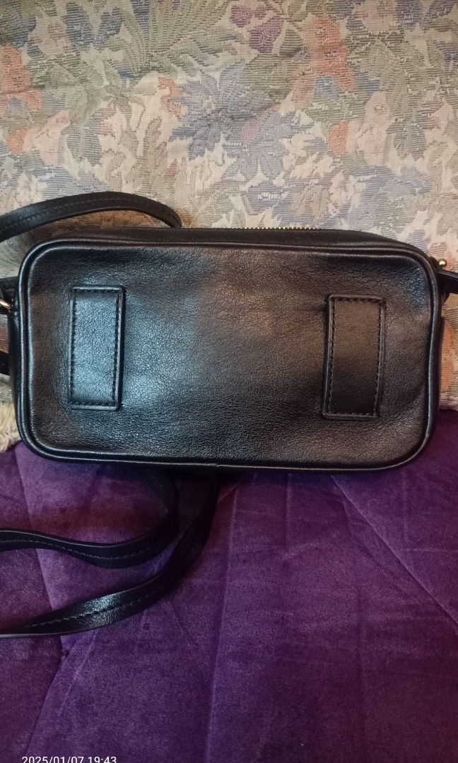 Givenchy Mini body bag (Category: Luxury Bags & Wallets) located in Pozorrubio. Submitted by bitton (Listing ID 1346039867, Image 3). Description: Givrnchy minj sling beltbag fits Promax.