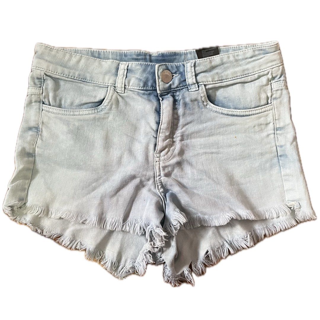 H&M Denim Washed Shorts (Category: Shorts) located in Mandaluyong City. Submitted by ryshe (Listing ID 1345999931, Image 1). Description: EUR 36 US 6 Can fit S-M Womens.