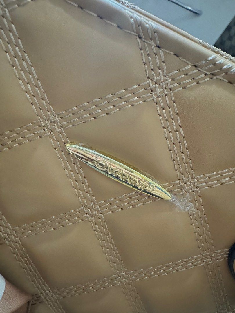 JOVANNI BAG (Category: Luxury Bags & Wallets) located in Manila. Submitted by yakult07 (Listing ID 1346024122, Image 2). Description: -BRANDNEW KAKABILI LANG SA MALL -MEDIUM SIZE BAG -sling/hand bag .
