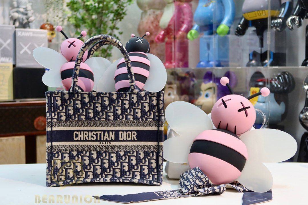 KAWS X DIOR BEE Store Display 非賣品, 興趣及遊戲, 玩具& 遊戲類