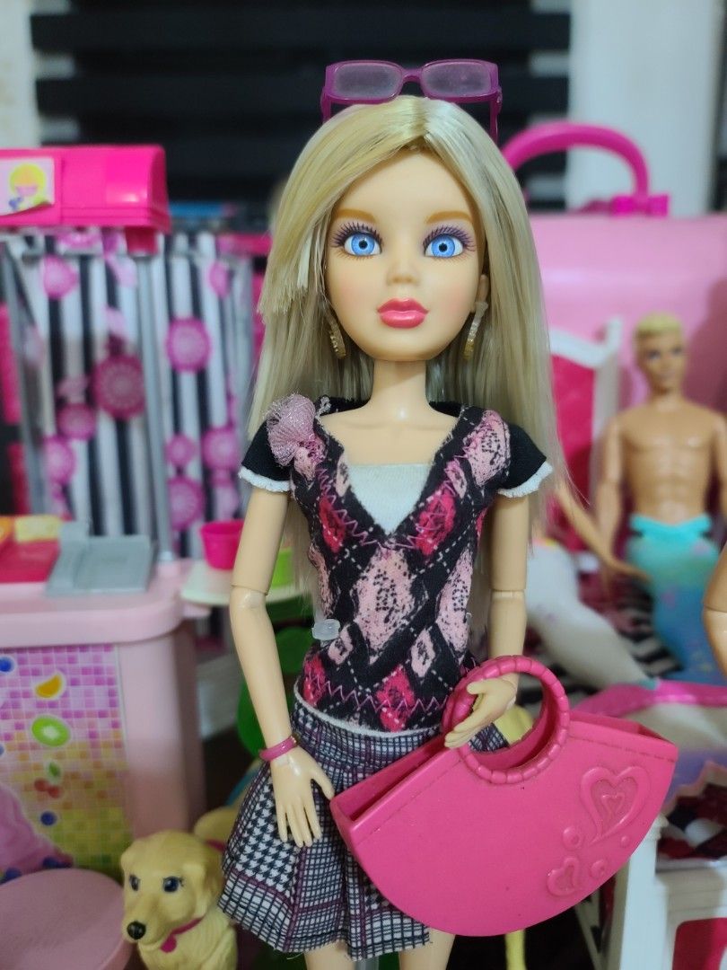 Liv doll Sophie (Category: Kids Toys) located in Liliw. Submitted by jc.toys (Listing ID 1346101710, Image 1). Description: Liv Sophie School's out Poseable Changing Wig Doll Spin Master 2010 Pkg complete accessories mop gcash.