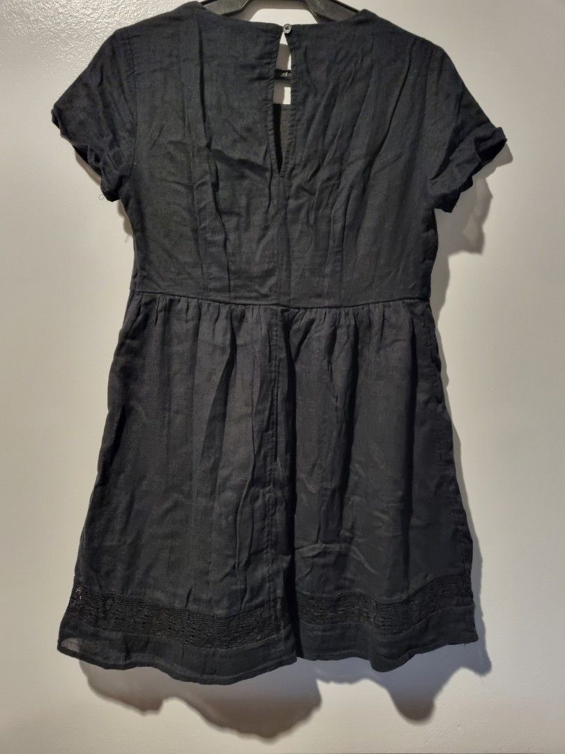 Old Navy dress (Category: Dresses) located in Cainta. Submitted by annebc (Listing ID 1346030396, Image 2). Description: Small - Petite dress Color black.