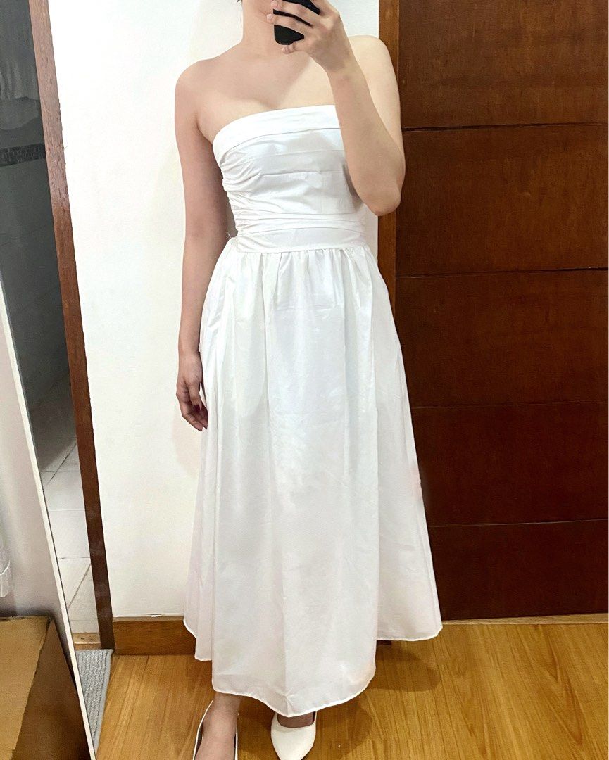 [Rent] White Bustier Long Dress (Category: Dresses) located in Cainta. Submitted by danlry (Listing ID 1346016093, Image 1). Description: For rent only ₱500 for 3 days (additional ₱200 for extra day) + ₱300 security deposit (refundable upon return of dress should there be no damages on the dress) Perfect for weddings, graduation, and formal events Not see through, has inner lining With 2 side pockets Fits S - Semi M.