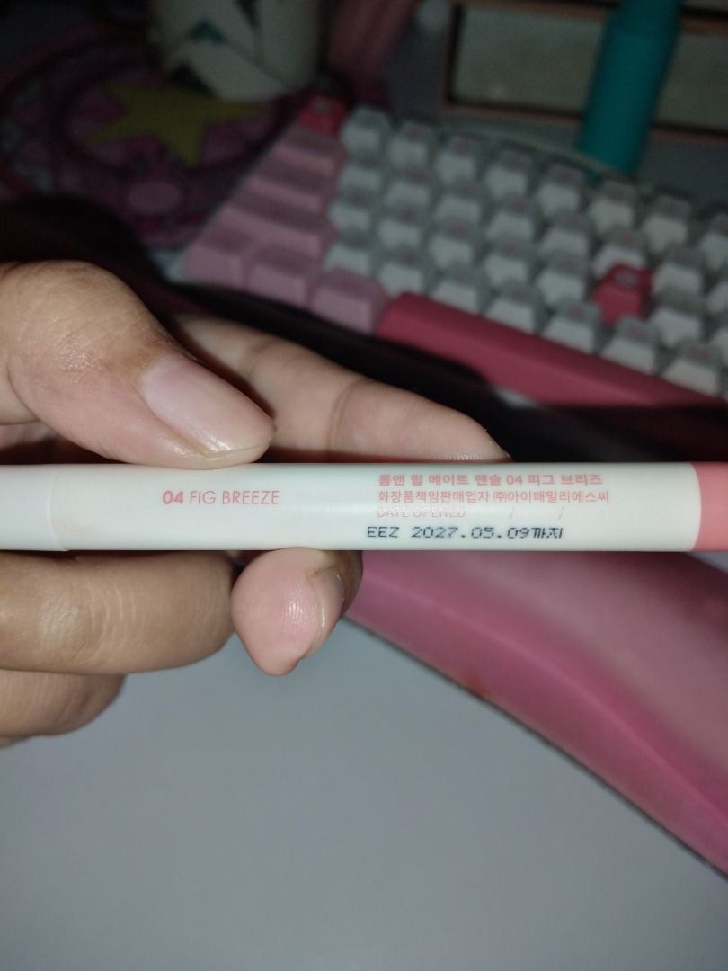 Romand Lip Mate Pencil Rom&nd - Fig Breeze (Category: Makeup) located in Taguig. Submitted by loissaro (Listing ID 1346102414, Image 2). Description: Romand Lip Mate Pencil Rom&nd in shade 04 Fig Breeze Bought from the official LZD store back on December RFS: too cold and light for my warm skintone Used only twice aside from the swatch on the picture.
