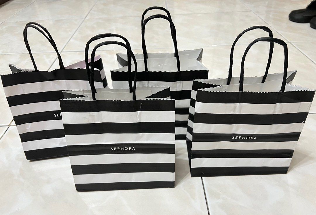 Sephora Paperbag (Category: Makeup) located in Quezon City. Submitted by goodiesbyg (Listing ID 1346083000, Image 1). Description: Remaining: - 2 medium .