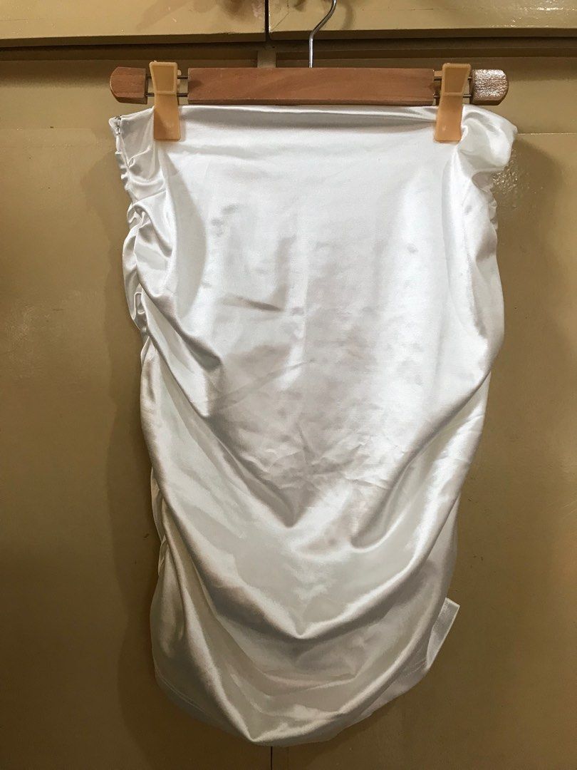 Silk Skirt in White Large (Category: Skirts) located in Lucena. Submitted by chic_cycle (Listing ID 1346035847, Image 1). Description: White silk skirt, ruffled in side ✅ Pay today, shipped tomorrow! ❌ No lowball offers, please..