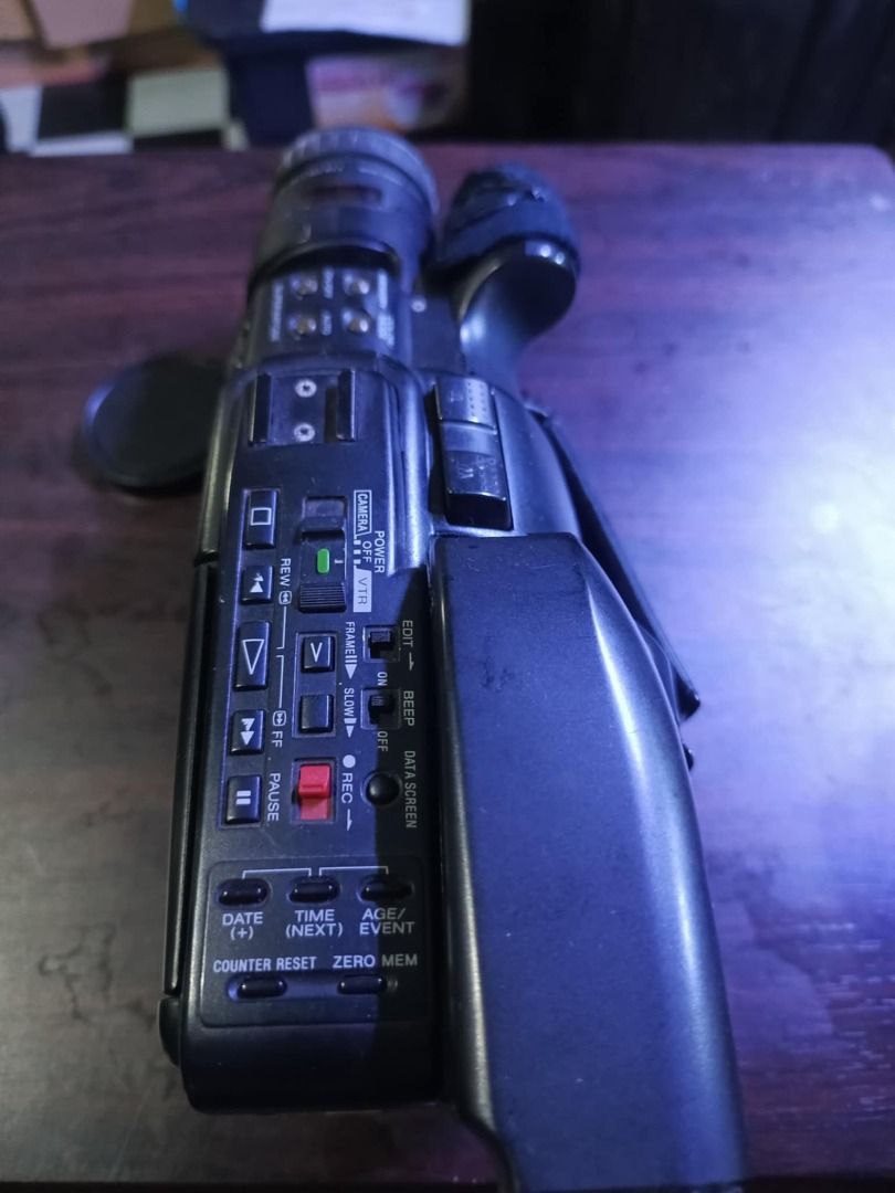 Sonny Video 8 (Category: Cameras) located in Pasig City. Submitted by randomstuffs23 (Listing ID 1345938466, Image 2). Description: Untested matagal na di nagamit wala charger bahala na kau bibili kung gagamitin or for display with battery and bag pick up or lalamove.