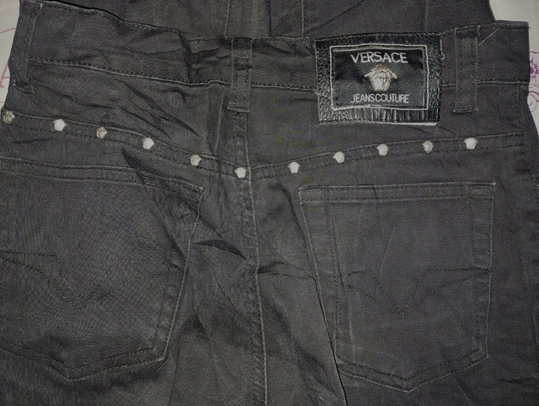 Versace Jeans Couture Vintage 90's (Category: Luxury Apparel) located in Kabankalan. Submitted by kleyfit (Listing ID 1346041175, Image 2). Description: 🖤Add only Php50 for SF 🖤W-28 🖤L-37.