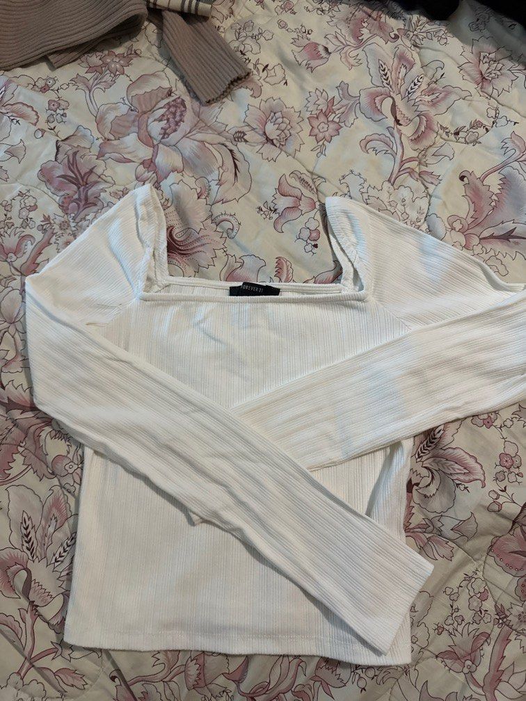 White long sleeve square neck top (F21) (Category: Longsleeves) located in Binan City. Submitted by patsou (Listing ID 1346008915, Image 1). Description: MOP: BDO/gcash RFS: decluttering .